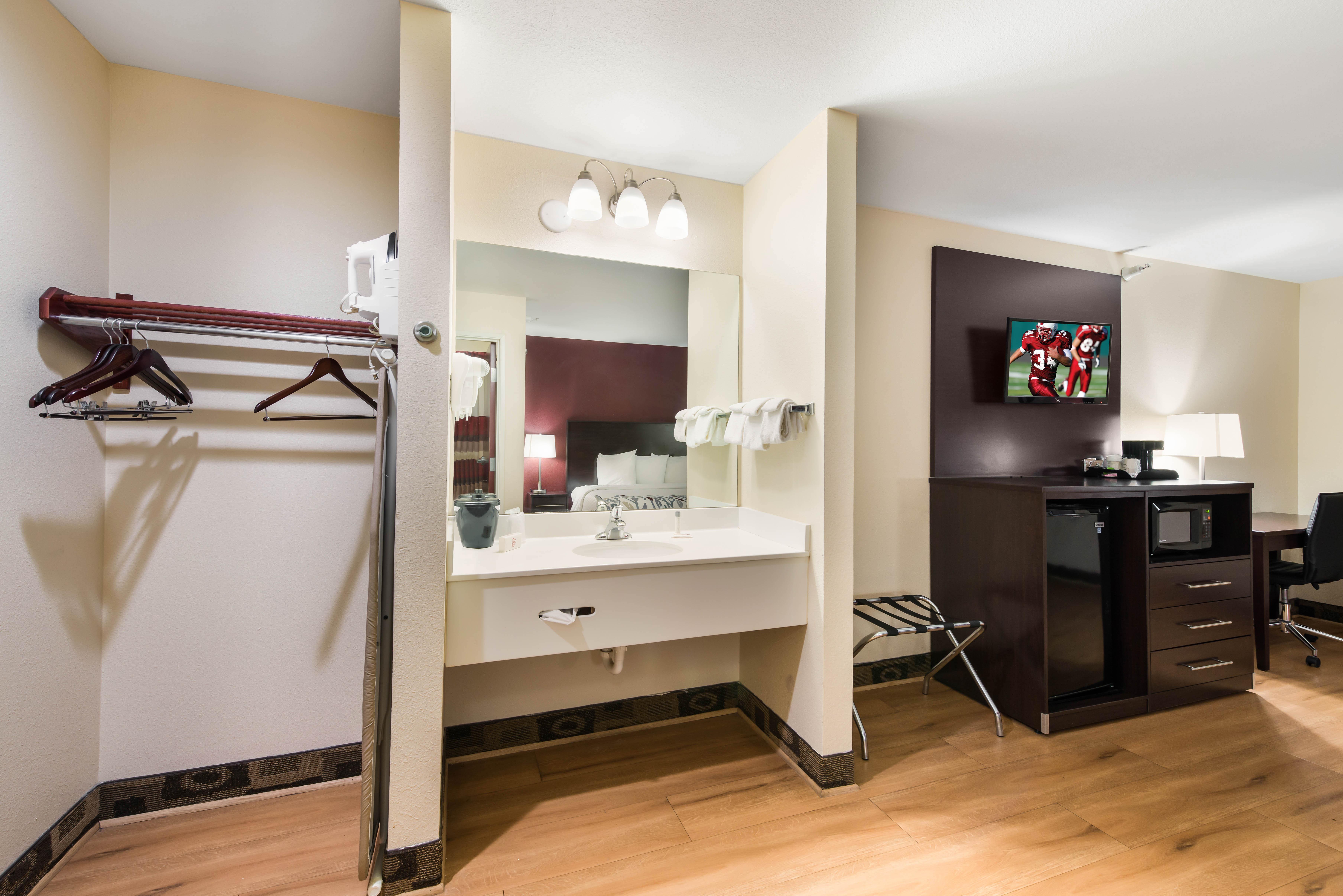 Red Roof Inn & Suites Monee Bagian luar foto
